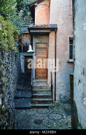 Apartment Gebäude in einer engen Gasse von Locarno, Schweiz, Lago Maggiore Stockfoto