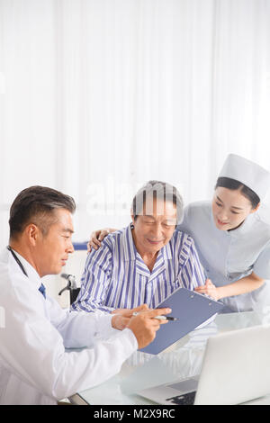 Medizinisches Personal und Patienten Stockfoto