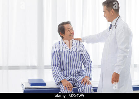 Der Arzt untersucht den Patienten Stockfoto
