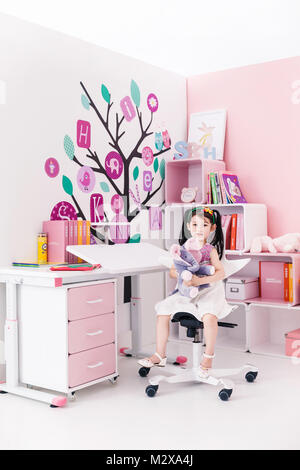 Süße Mädchen im Kinderzimmer Stockfoto