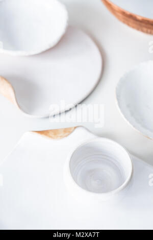 Der schöne handgemachte Keramik, verschiedenen handgefertigten Teller und Geschirr auf weißem Hintergrund Stockfoto