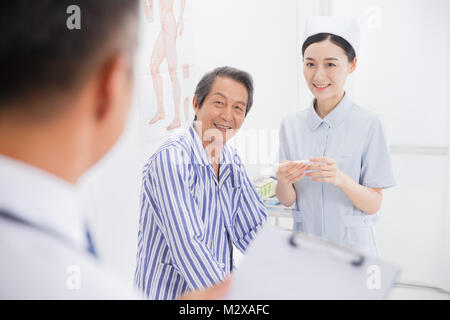 Medizinisches Personal und Patienten in der Gemeinde Stockfoto