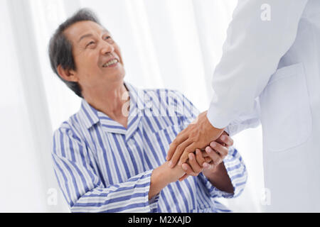 Patienten mit den Händen des Doktor Stockfoto