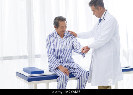Der Arzt untersucht den Patienten Stockfoto