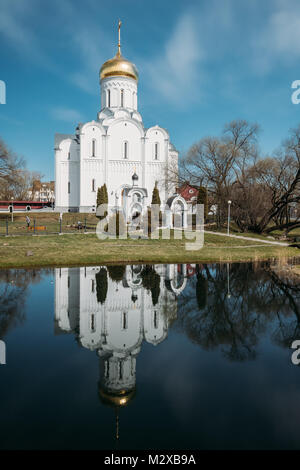 Minsk, Weißrussland. Anzeigen von Crypt Tempel zu Ehren der Kathedrale der neuen Märtyrer und Bekenner des weißrussischen Land In sonniger Tag. Stockfoto