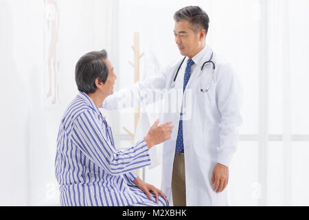 Der Arzt untersucht den Patienten Stockfoto