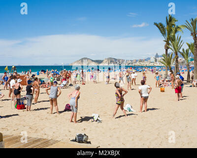 Rentner Training am Strand in Benidorm, Spanien Stockfoto