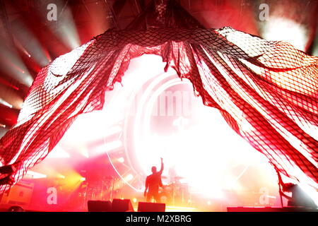 Frankfurt am Main, Deutschland. 7. Feb 2015. Queen + Adam Lambert, die Zusammenarbeit zwischen den aktiven Mitgliedern der britischen Rockband Queen (Brian May und Roger Taylor) und amerikanischen Sänger Adam Lambert. Konzert in der Festhalle Frankfurt, Deutschland. Hier: Adam Lambert (Mitte). Credit: Christian Lademann Stockfoto