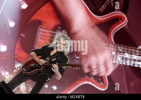 Frankfurt am Main, Deutschland. 7. Feb 2015. Queen + Adam Lambert, die Zusammenarbeit zwischen den aktiven Mitgliedern der britischen Rockband Queen (Brian May und Roger Taylor) und amerikanischen Sänger Adam Lambert. Konzert in der Festhalle Frankfurt, Deutschland. Hier: Brian May. Credit: Christian Lademann Stockfoto