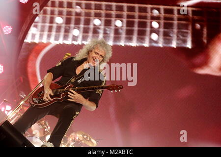 Frankfurt am Main, Deutschland. 7. Feb 2015. Queen + Adam Lambert, die Zusammenarbeit zwischen den aktiven Mitgliedern der britischen Rockband Queen (Brian May und Roger Taylor) und amerikanischen Sänger Adam Lambert. Konzert in der Festhalle Frankfurt, Deutschland. Hier: Brian May. Credit: Christian Lademann Stockfoto