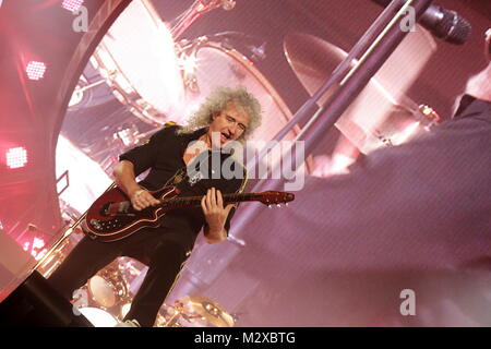 Frankfurt am Main, Deutschland. 7. Feb 2015. Queen + Adam Lambert, die Zusammenarbeit zwischen den aktiven Mitgliedern der britischen Rockband Queen (Brian May und Roger Taylor) und amerikanischen Sänger Adam Lambert. Konzert in der Festhalle Frankfurt, Deutschland. Hier: Brian May. Credit: Christian Lademann Stockfoto