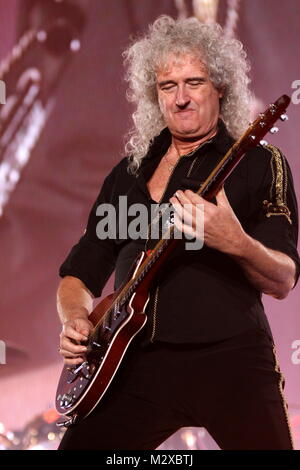 Frankfurt am Main, Deutschland. 7. Feb 2015. Queen + Adam Lambert, die Zusammenarbeit zwischen den aktiven Mitgliedern der britischen Rockband Queen (Brian May und Roger Taylor) und amerikanischen Sänger Adam Lambert. Konzert in der Festhalle Frankfurt, Deutschland. Hier: Brian May. Credit: Christian Lademann Stockfoto