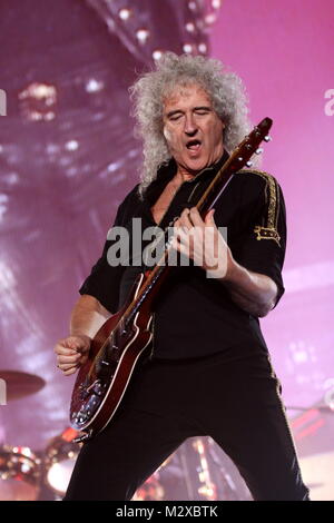 Frankfurt am Main, Deutschland. 7. Feb 2015. Queen + Adam Lambert, die Zusammenarbeit zwischen den aktiven Mitgliedern der britischen Rockband Queen (Brian May und Roger Taylor) und amerikanischen Sänger Adam Lambert. Konzert in der Festhalle Frankfurt, Deutschland. Hier: Brian May. Credit: Christian Lademann Stockfoto