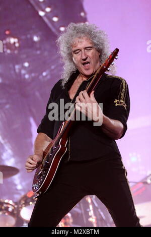 Frankfurt am Main, Deutschland. 7. Feb 2015. Queen + Adam Lambert, die Zusammenarbeit zwischen den aktiven Mitgliedern der britischen Rockband Queen (Brian May und Roger Taylor) und amerikanischen Sänger Adam Lambert. Konzert in der Festhalle Frankfurt, Deutschland. Hier: Brian May. Credit: Christian Lademann Stockfoto