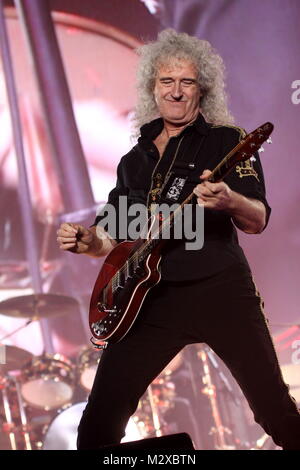 Frankfurt am Main, Deutschland. 7. Feb 2015. Queen + Adam Lambert, die Zusammenarbeit zwischen den aktiven Mitgliedern der britischen Rockband Queen (Brian May und Roger Taylor) und amerikanischen Sänger Adam Lambert. Konzert in der Festhalle Frankfurt, Deutschland. Hier: Brian May. Credit: Christian Lademann Stockfoto