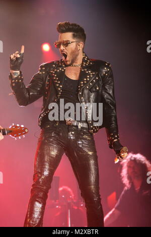 Frankfurt am Main, Deutschland. 7. Feb 2015. Queen + Adam Lambert, die Zusammenarbeit zwischen den aktiven Mitgliedern der britischen Rockband Queen (Brian May und Roger Taylor) und amerikanischen Sänger Adam Lambert. Konzert in der Festhalle Frankfurt, Deutschland. Hier: Adam Lambert. Credit: Christian Lademann Stockfoto