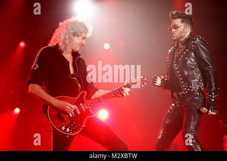 Frankfurt am Main, Deutschland. 7. Feb 2015. Queen + Adam Lambert, die Zusammenarbeit zwischen den aktiven Mitgliedern der britischen Rockband Queen (Brian May und Roger Taylor) und amerikanischen Sänger Adam Lambert. Konzert in der Festhalle Frankfurt, Deutschland. Hier: Brian May, Adam Lambert. Credit: Christian Lademann Stockfoto