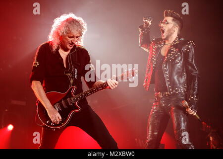 Frankfurt am Main, Deutschland. 7. Feb 2015. Queen + Adam Lambert, die Zusammenarbeit zwischen den aktiven Mitgliedern der britischen Rockband Queen (Brian May und Roger Taylor) und amerikanischen Sänger Adam Lambert. Konzert in der Festhalle Frankfurt, Deutschland. Hier: Brian May, Adam Lambert. Credit: Christian Lademann Stockfoto