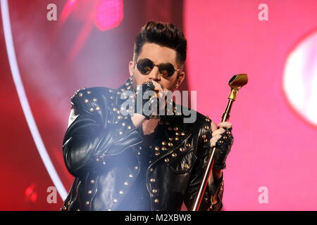 Frankfurt am Main, Deutschland. 7. Feb 2015. Queen + Adam Lambert, die Zusammenarbeit zwischen den aktiven Mitgliedern der britischen Rockband Queen (Brian May und Roger Taylor) und amerikanischen Sänger Adam Lambert. Konzert in der Festhalle Frankfurt, Deutschland. Hier: Adam Lambert. Credit: Christian Lademann Stockfoto