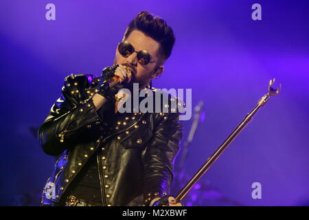 Frankfurt am Main, Deutschland. 7. Feb 2015. Queen + Adam Lambert, die Zusammenarbeit zwischen den aktiven Mitgliedern der britischen Rockband Queen (Brian May und Roger Taylor) und amerikanischen Sänger Adam Lambert. Konzert in der Festhalle Frankfurt, Deutschland. Hier: Adam Lambert. Credit: Christian Lademann Stockfoto