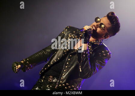 Frankfurt am Main, Deutschland. 7. Feb 2015. Queen + Adam Lambert, die Zusammenarbeit zwischen den aktiven Mitgliedern der britischen Rockband Queen (Brian May und Roger Taylor) und amerikanischen Sänger Adam Lambert. Konzert in der Festhalle Frankfurt, Deutschland. Hier: Adam Lambert. Credit: Christian Lademann Stockfoto