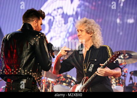Frankfurt am Main, Deutschland. 7. Feb 2015. Queen + Adam Lambert, die Zusammenarbeit zwischen den aktiven Mitgliedern der britischen Rockband Queen (Brian May und Roger Taylor) und amerikanischen Sänger Adam Lambert. Konzert in der Festhalle Frankfurt, Deutschland. Hier: Adam Lambert, Brian May. Credit: Christian Lademann Stockfoto