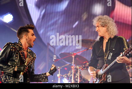 Frankfurt am Main, Deutschland. 7. Feb 2015. Queen + Adam Lambert, die Zusammenarbeit zwischen den aktiven Mitgliedern der britischen Rockband Queen (Brian May und Roger Taylor) und amerikanischen Sänger Adam Lambert. Konzert in der Festhalle Frankfurt, Deutschland. Hier: Adam Lambert, Brian May. Credit: Christian Lademann Stockfoto