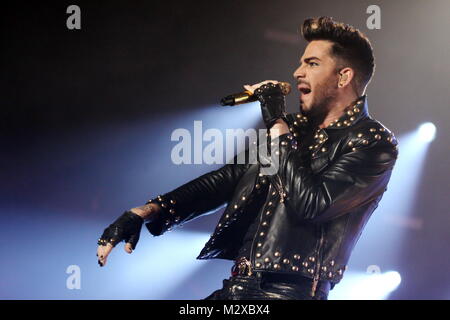 Frankfurt am Main, Deutschland. 7. Feb 2015. Queen + Adam Lambert, die Zusammenarbeit zwischen den aktiven Mitgliedern der britischen Rockband Queen (Brian May und Roger Taylor) und amerikanischen Sänger Adam Lambert. Konzert in der Festhalle Frankfurt, Deutschland. Hier: Adam Lambert. Credit: Christian Lademann Stockfoto