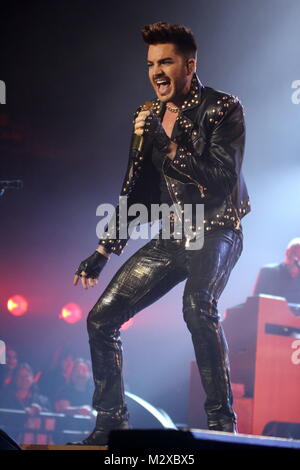 Frankfurt am Main, Deutschland. 7. Feb 2015. Queen + Adam Lambert, die Zusammenarbeit zwischen den aktiven Mitgliedern der britischen Rockband Queen (Brian May und Roger Taylor) und amerikanischen Sänger Adam Lambert. Konzert in der Festhalle Frankfurt, Deutschland. Hier: Adam Lambert. Credit: Christian Lademann Stockfoto