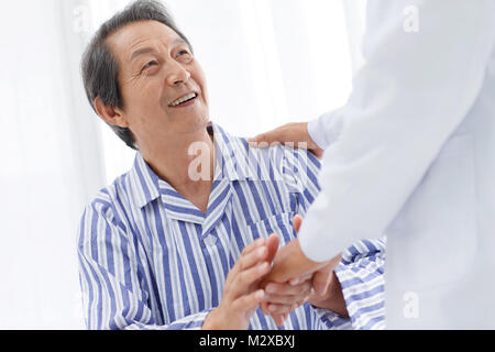 Patienten mit den Händen des Doktor Stockfoto