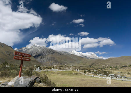 Berge und Tal Pitec mit roten Vorzeichen in den Anden von Peru Stockfoto