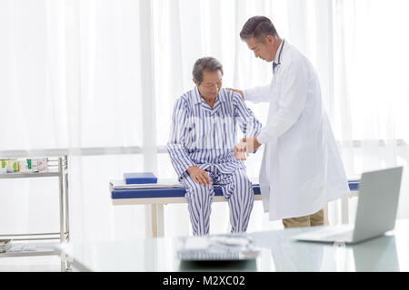 Der Arzt untersucht den Patienten Stockfoto