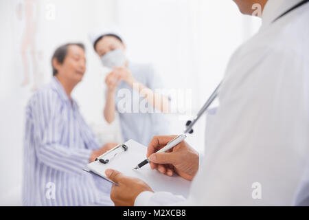 Medizinisches Personal und Patienten in der Gemeinde Stockfoto