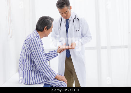 Der Arzt untersucht den Patienten Stockfoto