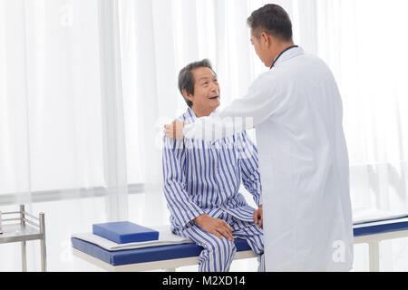 Der Arzt untersucht den Patienten Stockfoto
