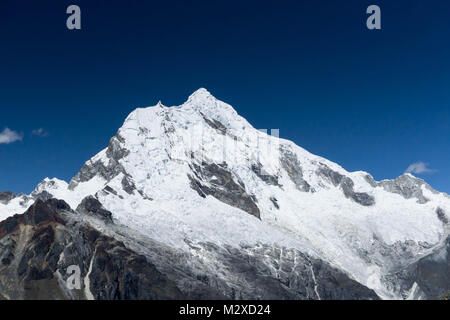 Hohe schneebedeckte Gipfel Landschaft in der Cordillera Blanca in den peruanischen Anden begrenzt Stockfoto