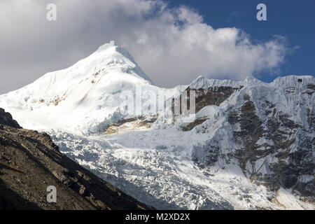 Der Nordosten Gesicht und Gipfel des Nevado Tocllaraju in der Cordillera Blanca in den Anden von Peru Stockfoto