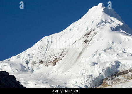 Der Nordosten Gesicht und Gipfel des Nevado Tocllaraju in der Cordillera Blanca in den Anden von Peru Stockfoto