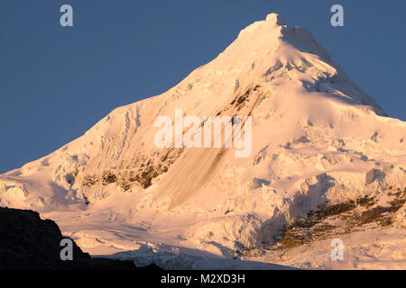 Der Nordosten Gesicht und Gipfel des Nevado Tocllaraju in der Cordillera Blanca in den Anden von Peru Stockfoto