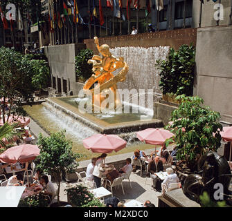 USA. New York. Manhattan. Rockefeller Plaza Terrasse mit vergoldeter Bronze Statue pf Prometheus. Stockfoto