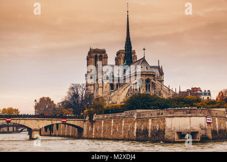 Notre Dame de Paris gesehen von Seine Stockfoto