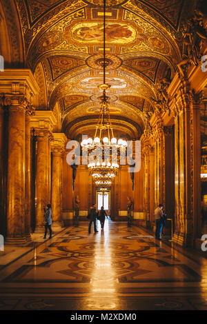 Paris, Frankreich, 30.November 2013: Innenraum des Palais Garnier (Opéra Garnier). Innenansicht der Opera National. Es war von 1861 bis 1875 für t gebaut Stockfoto