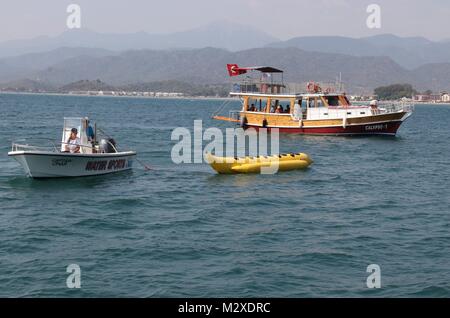 Englische Touristen auf eine Bootsfahrt rund um die Buchten von Bodrum in der Türkei Stockfoto