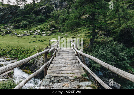 Eine hölzerne Brücke in Berg. Italien. Stockfoto