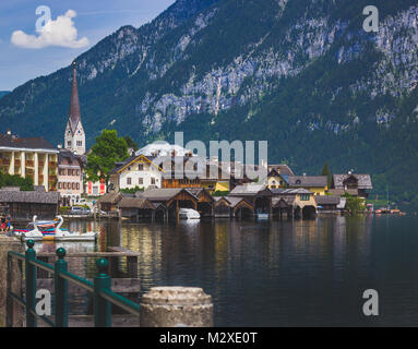 Blick auf den Hallstätter See Lakeside Village in Österreich Stockfoto