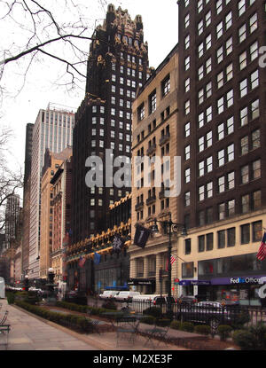 New York, New York, USA. Februar 1, 2018. Blick auf 40th Street vom Bryant Park in Midtown Manhattan Stockfoto