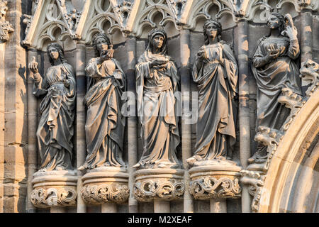 Statuen am Dom St. Marien (St. Mary Church) in Zwickau, Sachsen, Deutschland Stockfoto