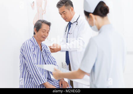 Medizinisches Personal und Patienten in der Gemeinde Stockfoto