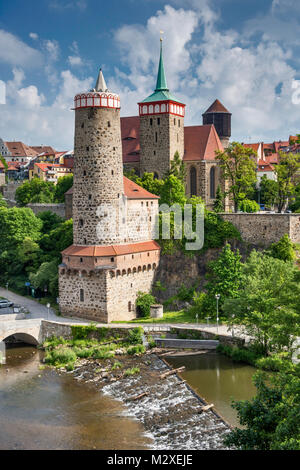 Alte Wasserkunst (Altes Wasserwerk) Tower, 1558, Michaeliskirche Kirche, 1429) über die Spree in Bautzen, Oberlausitz, Sachsen, Deutschland Stockfoto