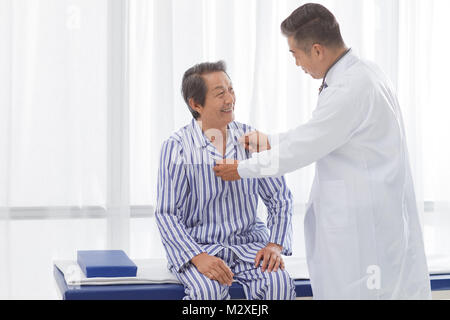 Der Arzt untersucht den Patienten Stockfoto
